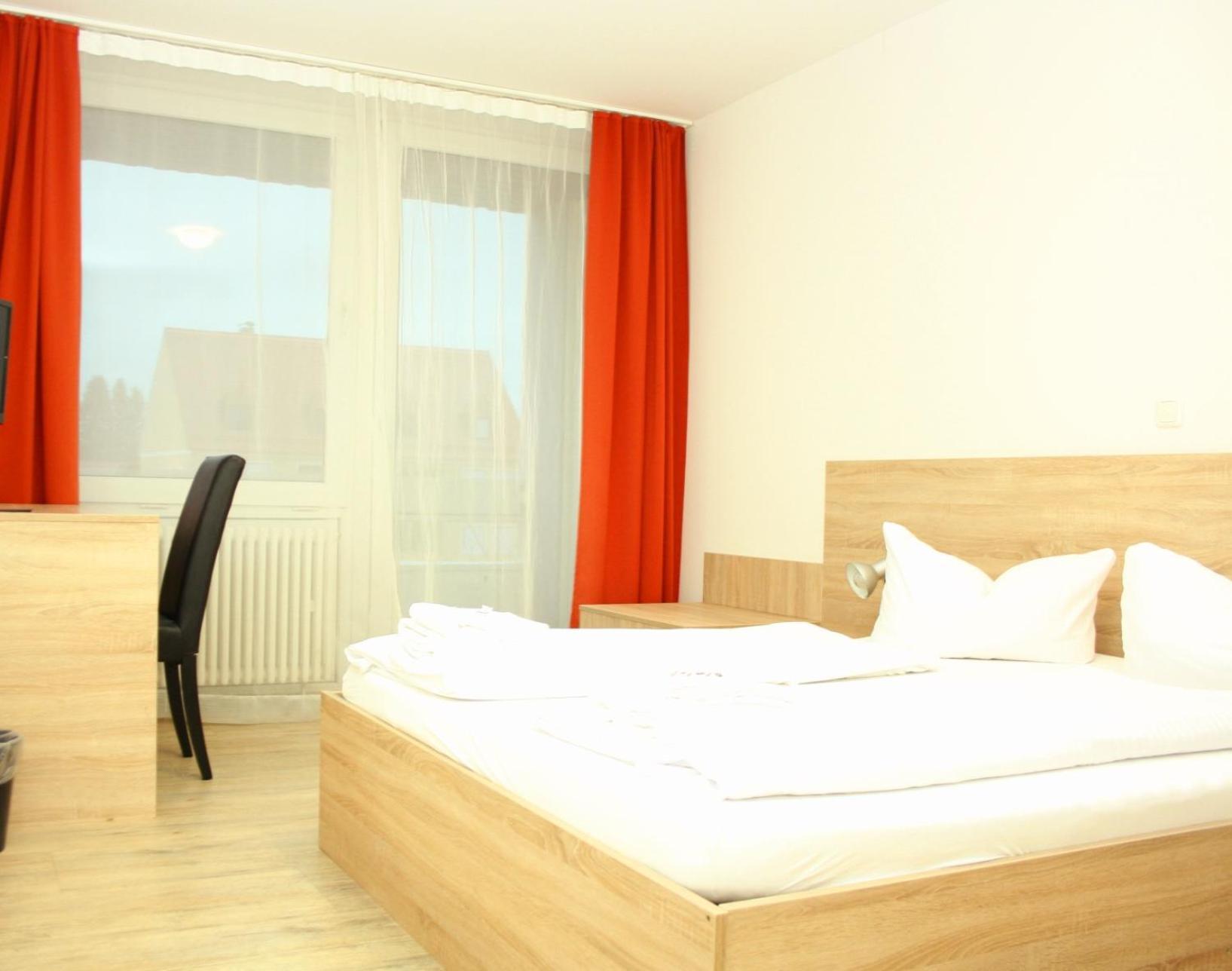 Hotel Krone Koenigsbrunn Bagian luar foto