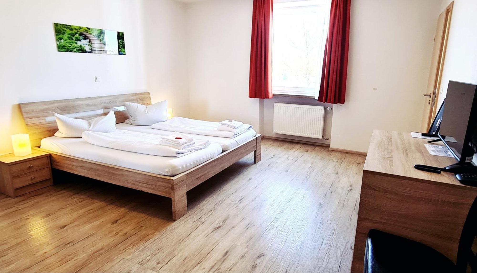 Hotel Krone Koenigsbrunn Bagian luar foto