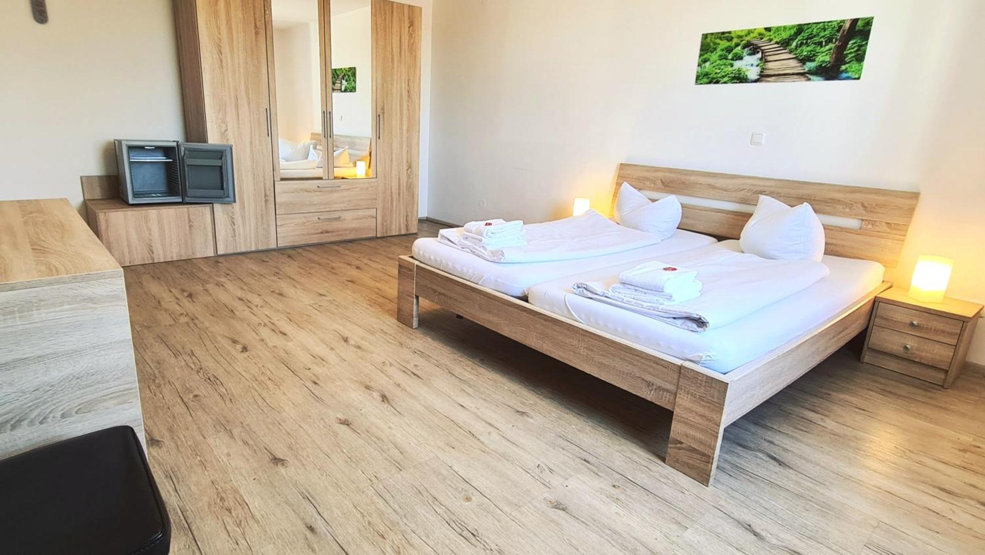 Hotel Krone Koenigsbrunn Bagian luar foto