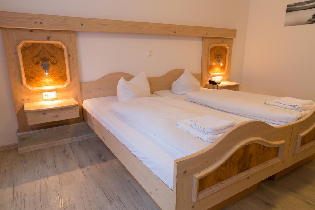 Hotel Krone Koenigsbrunn Ruang foto