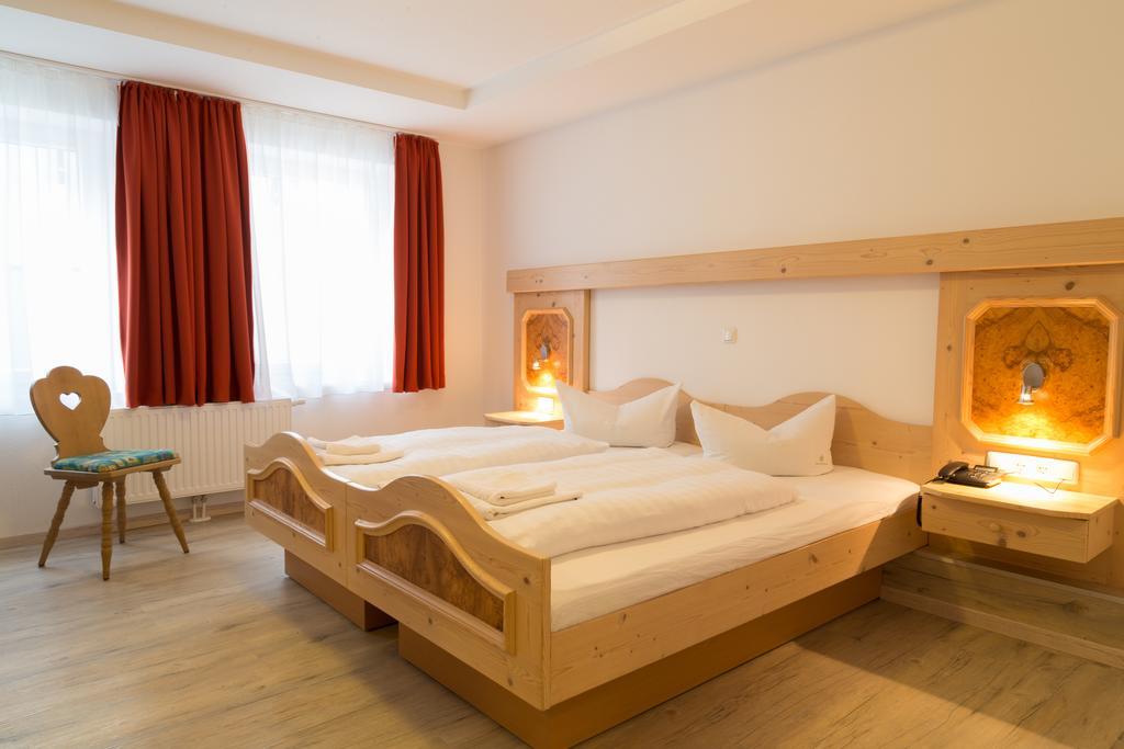 Hotel Krone Koenigsbrunn Ruang foto